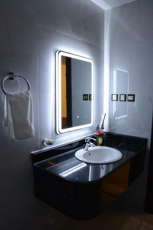 الايوان للاجنحة الفندقية E1 Hotel อัล คาร์จ ภายนอก รูปภาพ