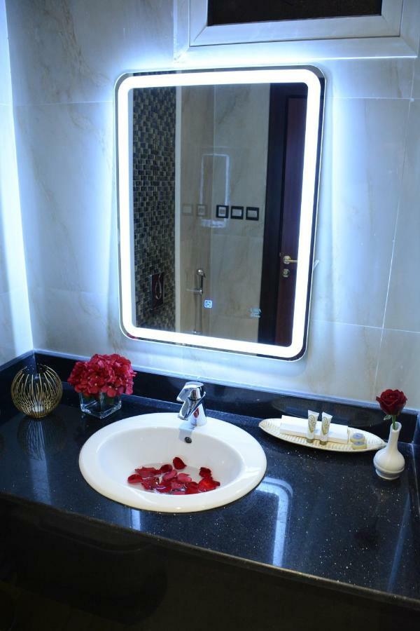 الايوان للاجنحة الفندقية E1 Hotel อัล คาร์จ ภายนอก รูปภาพ